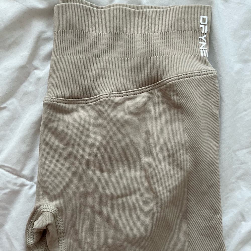 Dfyne impact shorts size small new tan / taupe